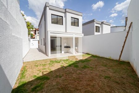 Casa à venda com 190m², 3 quartos e 2 vagas Casa à venda com 190m², 3 quartos e 2 vagasQuintal