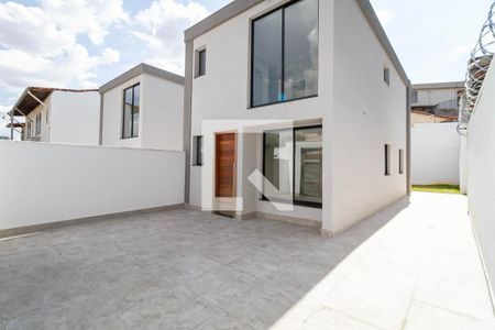 Casa à venda com 190m², 3 quartos e 2 vagas Casa à venda com 190m², 3 quartos e 2 vagasFachada