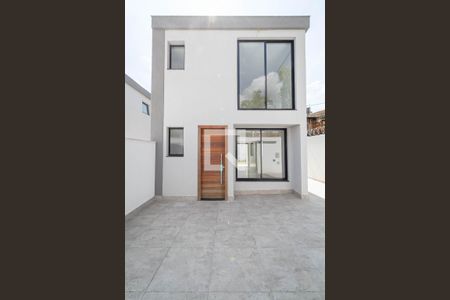 Casa à venda com 190m², 3 quartos e 2 vagas Casa à venda com 190m², 3 quartos e 2 vagasFachada