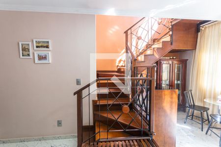 Apartamento à venda com 250m², 4 quartos e 2 vagas Apartamento à venda com 250m², 4 quartos e 2 vagasEscada de Acesso a Cobertura