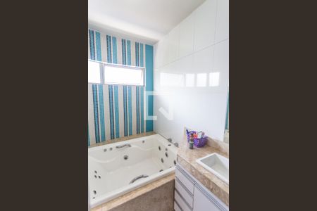 Apartamento à venda com 250m², 4 quartos e 2 vagas Apartamento à venda com 250m², 4 quartos e 2 vagasBanheiro da Suíte