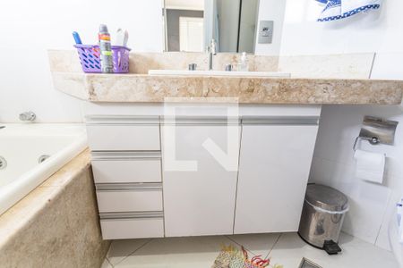 Apartamento à venda com 250m², 4 quartos e 2 vagas Apartamento à venda com 250m², 4 quartos e 2 vagasArmário do Banheiro da Suíte