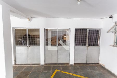 Apartamento à venda com 250m², 4 quartos e 2 vagas Apartamento à venda com 250m², 4 quartos e 2 vagasQuarto de Despejo