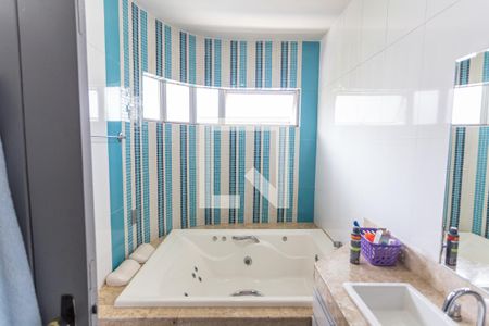 Apartamento à venda com 250m², 4 quartos e 2 vagas Apartamento à venda com 250m², 4 quartos e 2 vagasBanheiro da Suíte
