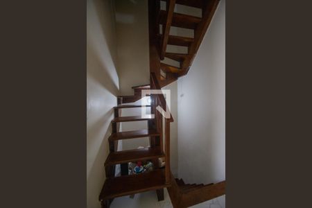Casa de condomínio à venda com 210m², 3 quartos e 2 vagas Casa de condomínio à venda com 210m², 3 quartos e 2 vagasEscadas