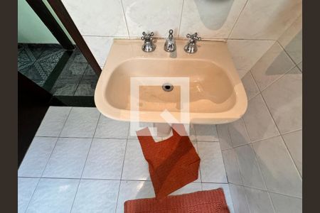 Casa à venda com 203m², 3 quartos e 2 vagas Casa à venda com 203m², 3 quartos e 2 vagasBanheiro