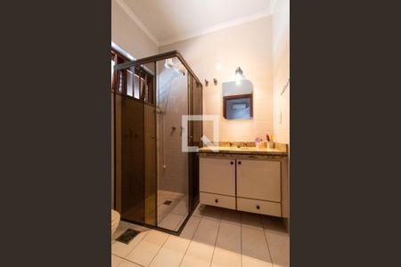 Casa à venda com 336m², 4 quartos e 4 vagas Casa à venda com 336m², 4 quartos e 4 vagasBanheiro da Suíte 02