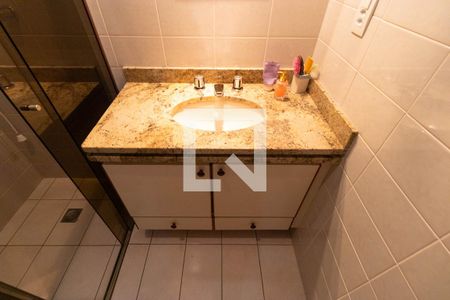 Casa à venda com 336m², 4 quartos e 4 vagas Casa à venda com 336m², 4 quartos e 4 vagasBanheiro da Suíte 02