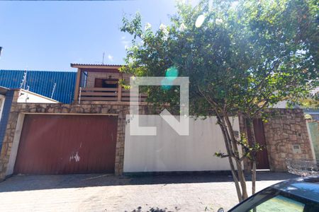 Casa à venda com 336m², 4 quartos e 4 vagas Casa à venda com 336m², 4 quartos e 4 vagasFachada