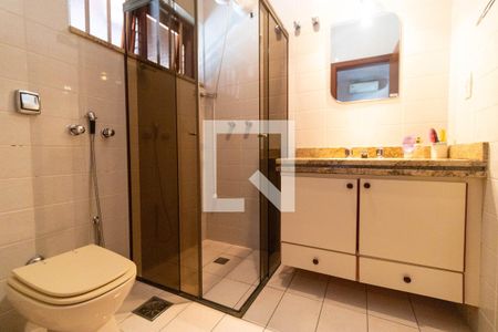 Casa à venda com 336m², 4 quartos e 4 vagas Casa à venda com 336m², 4 quartos e 4 vagasBanheiro da Suíte 02