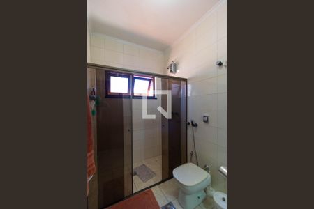 Casa à venda com 336m², 4 quartos e 4 vagas Casa à venda com 336m², 4 quartos e 4 vagasBanheiro da Suíte 01