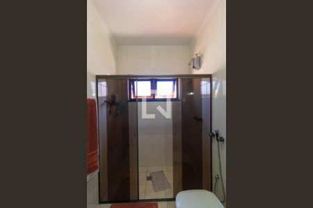 Casa à venda com 336m², 4 quartos e 4 vagas Casa à venda com 336m², 4 quartos e 4 vagasBanheiro da Suíte 01