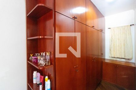 Casa à venda com 336m², 4 quartos e 4 vagas Casa à venda com 336m², 4 quartos e 4 vagasCloset da Suíte 01