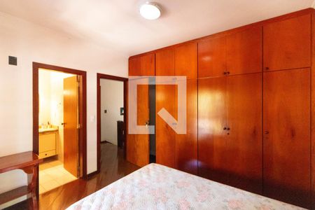 Casa à venda com 336m², 4 quartos e 4 vagas Casa à venda com 336m², 4 quartos e 4 vagasSuíte 02