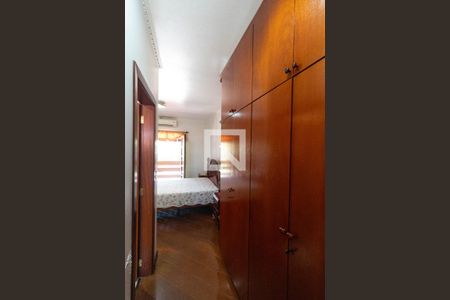 Casa à venda com 336m², 4 quartos e 4 vagas Casa à venda com 336m², 4 quartos e 4 vagasCloset da Suíte 01