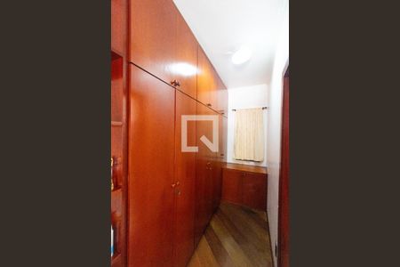 Casa à venda com 336m², 4 quartos e 4 vagas Casa à venda com 336m², 4 quartos e 4 vagasCloset da Suíte 01