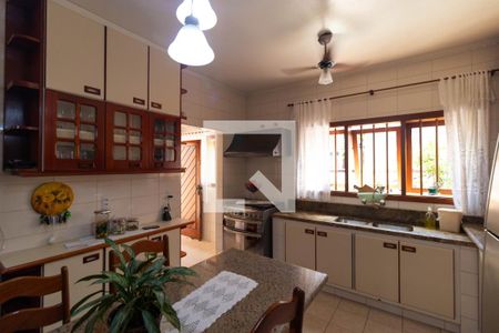 Casa à venda com 336m², 4 quartos e 4 vagas Casa à venda com 336m², 4 quartos e 4 vagasCozinha