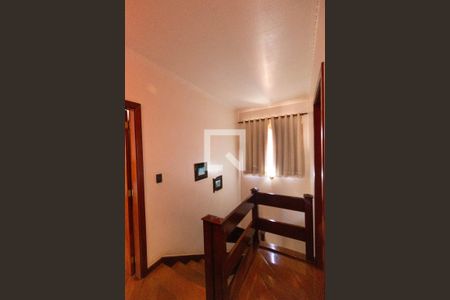 Casa à venda com 336m², 4 quartos e 4 vagas Casa à venda com 336m², 4 quartos e 4 vagasCorredor