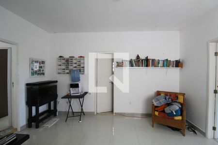 Casa à venda com 328m², 4 quartos e sem vagaHall entre as suítes e o quarto - Banheiro