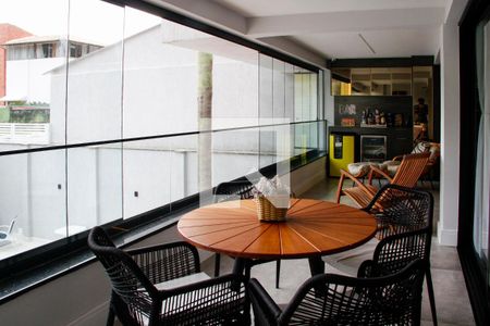 Casa à venda com 400m², 4 quartos e 3 vagas Casa à venda com 400m², 4 quartos e 3 vagasVaranda