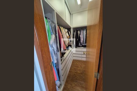 Apartamento à venda com 185m², 4 quartos e 3 vagas Apartamento à venda com 185m², 4 quartos e 3 vagasCloset Suíte 1