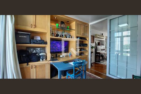 Apartamento à venda com 205m², 4 quartos e 3 vagas Apartamento à venda com 205m², 4 quartos e 3 vagasEscritório