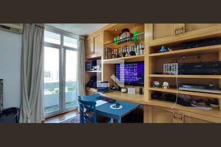 Apartamento à venda com 205m², 4 quartos e 3 vagas Apartamento à venda com 205m², 4 quartos e 3 vagasEscritório