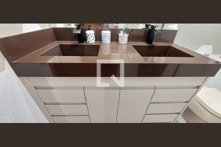 Apartamento à venda com 205m², 4 quartos e 3 vagas Apartamento à venda com 205m², 4 quartos e 3 vagasBanheiro 2