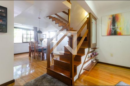 Casa à venda com 268m², 4 quartos e 2 vagas Casa à venda com 268m², 4 quartos e 2 vagasEscada