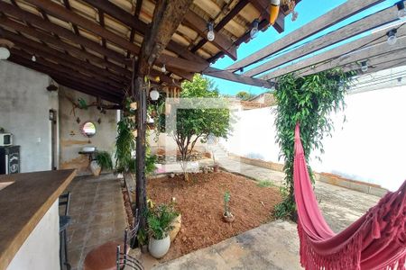 Casa à venda com 70m², 2 quartos e 3 vagas Casa à venda com 70m², 2 quartos e 3 vagasQuintal