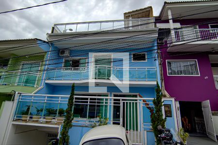 Casa à venda com 300m², 5 quartos e 4 vagas Casa à venda com 300m², 5 quartos e 4 vagasfachada