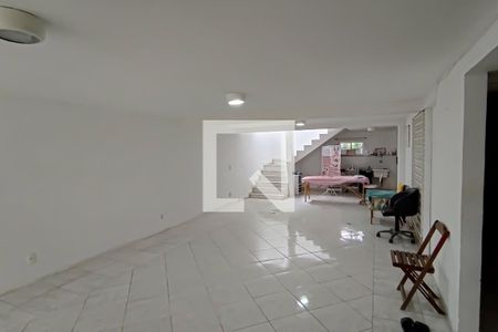 Casa à venda com 300m², 5 quartos e 4 vagas Casa à venda com 300m², 5 quartos e 4 vagasgaragem