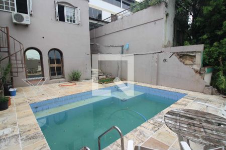 Casa à venda com 220m², 3 quartos e 2 vagasPiscina