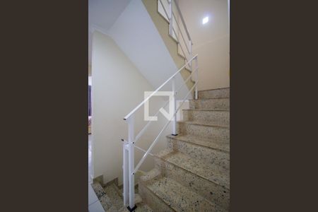 Casa de condomínio à venda com 174m², 3 quartos e 3 vagas Casa de condomínio à venda com 174m², 3 quartos e 3 vagasEscadas