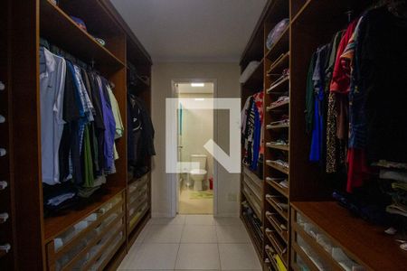 Casa de condomínio à venda com 174m², 3 quartos e 3 vagas Casa de condomínio à venda com 174m², 3 quartos e 3 vagasCloset da Suíte 1