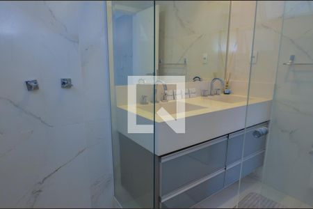 Casa de condomínio à venda com 484m², 6 quartos e 4 vagas Casa de condomínio à venda com 484m², 6 quartos e 4 vagasBanheiro da Suíte 2