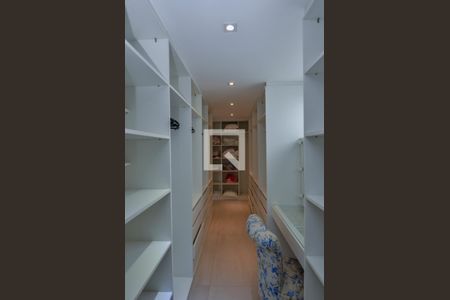 Casa de condomínio à venda com 484m², 6 quartos e 4 vagas Casa de condomínio à venda com 484m², 6 quartos e 4 vagasCloset da suíte 2