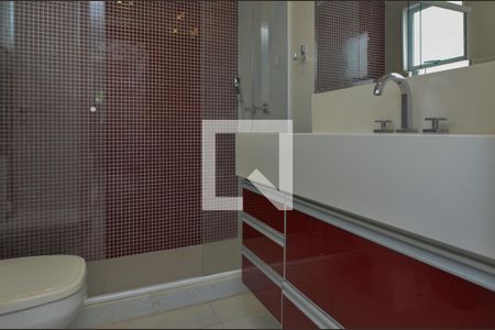 Casa de condomínio à venda com 484m², 6 quartos e 4 vagas Casa de condomínio à venda com 484m², 6 quartos e 4 vagasBanheiro da suíte 3