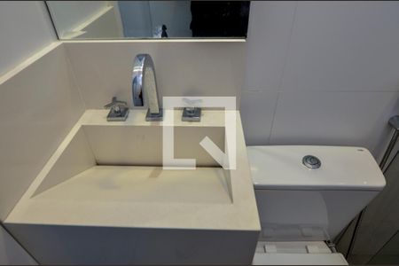 Casa de condomínio à venda com 484m², 6 quartos e 4 vagas Casa de condomínio à venda com 484m², 6 quartos e 4 vagasBanheiro da Suíte 1