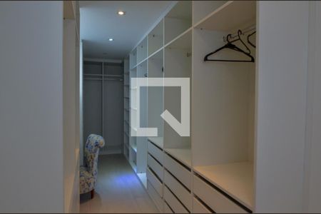 Casa de condomínio à venda com 484m², 6 quartos e 4 vagas Casa de condomínio à venda com 484m², 6 quartos e 4 vagasCloset da suíte 2