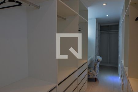 Casa de condomínio à venda com 484m², 6 quartos e 4 vagas Casa de condomínio à venda com 484m², 6 quartos e 4 vagasCloset da suíte 2