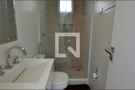 Casa de condomínio à venda com 484m², 6 quartos e 4 vagas Casa de condomínio à venda com 484m², 6 quartos e 4 vagasBanheiro