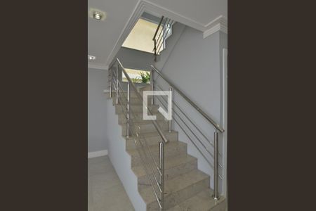 Casa de condomínio à venda com 484m², 6 quartos e 4 vagas Casa de condomínio à venda com 484m², 6 quartos e 4 vagasEscada