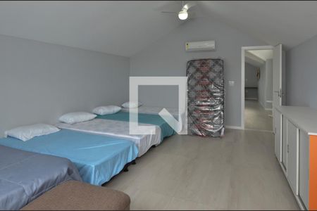 Casa de condomínio à venda com 484m², 6 quartos e 4 vagas Casa de condomínio à venda com 484m², 6 quartos e 4 vagasSótão