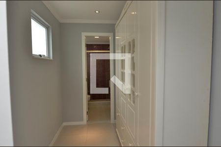 Casa de condomínio à venda com 484m², 6 quartos e 4 vagas Casa de condomínio à venda com 484m², 6 quartos e 4 vagasCloset da suíte 3