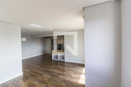 Sala de TV de apartamento à venda com 2 quartos, 76m² em Jardim Tupanci, Barueri