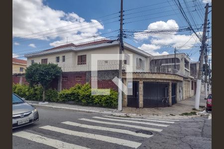 Casa à venda com 180m², 3 quartos e 3 vagas Casa à venda com 180m², 3 quartos e 3 vagasFachada