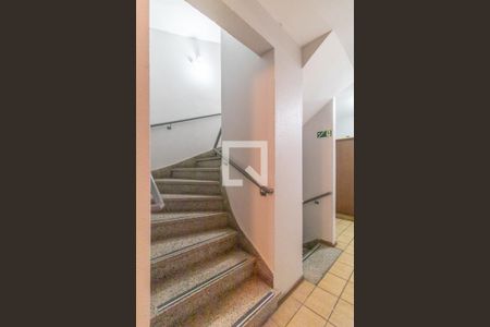 Apartamento à venda com 61m², 2 quartos e 1 vaga Apartamento à venda com 61m², 2 quartos e 1 vagaEscada