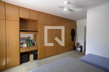 Casa à venda com 215m², 3 quartos e 2 vagasSuíte