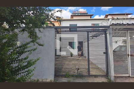 Casa à venda com 70m², 2 quartos e 4 vagas Casa à venda com 70m², 2 quartos e 4 vagasFachada